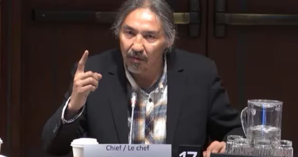 Allan Adam, chef de la Première Nation Athabasca Chipewyan, devant le Comité permanent des transports, de l'infrastructure et des collectivités à la Chambre des communes, à Ottawa, le 3 décembre 2024.