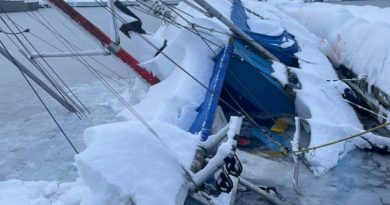 Un bateau enneigé est chaviré au quai en janvier 2024.