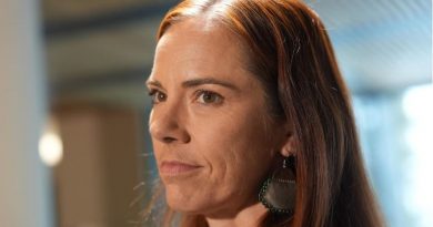 Portrait de Caroline Wawzonek, légèrement de profil, le 29 octobre 2024, à Yellowknife.