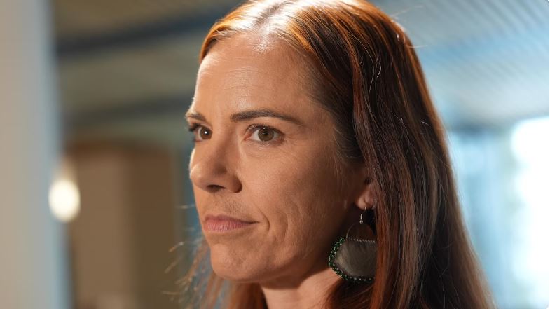 Portrait de Caroline Wawzonek, légèrement de profil, le 29 octobre 2024, à Yellowknife.