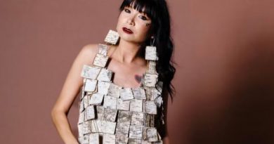 Cheryl Fennell porte une robe faite de centaines de morceaux carrés d'écorce de bouleau.