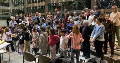 Une quarantaine d'enfants chantent