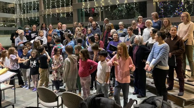 Une quarantaine d'enfants chantent