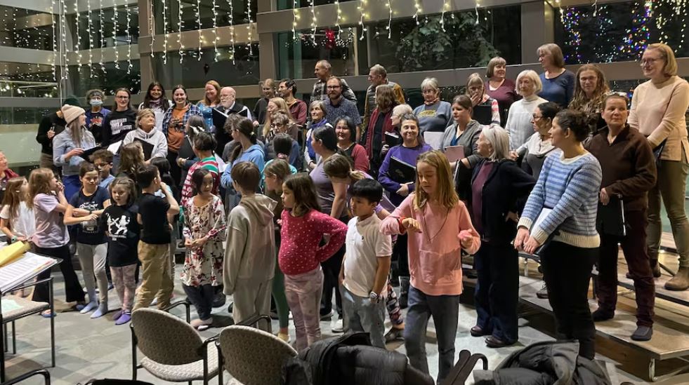 Une quarantaine d'enfants chantent