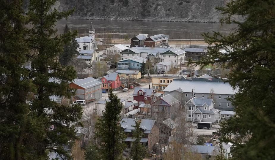 Vue de haut du village de Dawson, le 11 mai 2024.