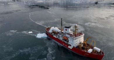 L'Amundsen naviguant dans l'Arctique.