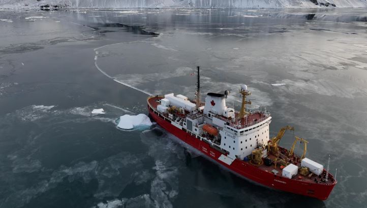 L'Amundsen naviguant dans l'Arctique.