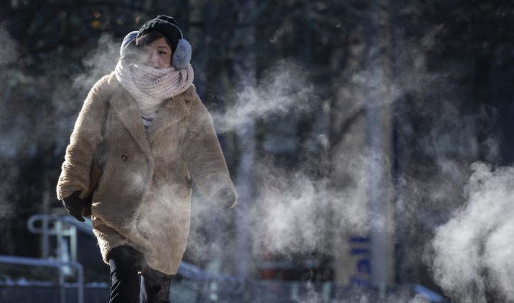 Un femme marche dans le froid à Vancouver, le 12 janvier 2024.