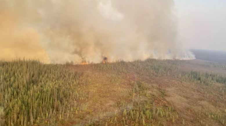 Une vue aérienne du flanc nord du feu à 14 kilomètres des berges du fleuve Mckenzie. 