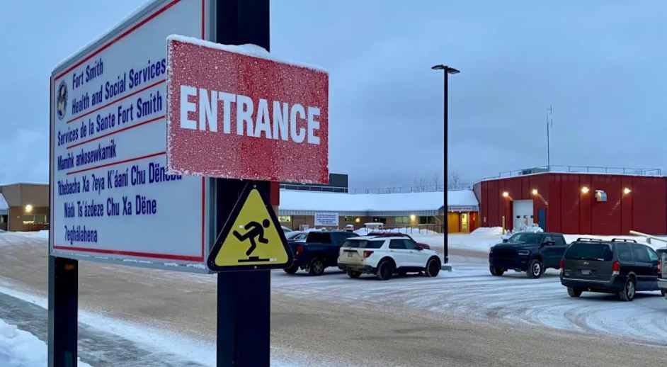 Une pancarte avec écrit «entrée», devant le centre médical de Fort Smith.