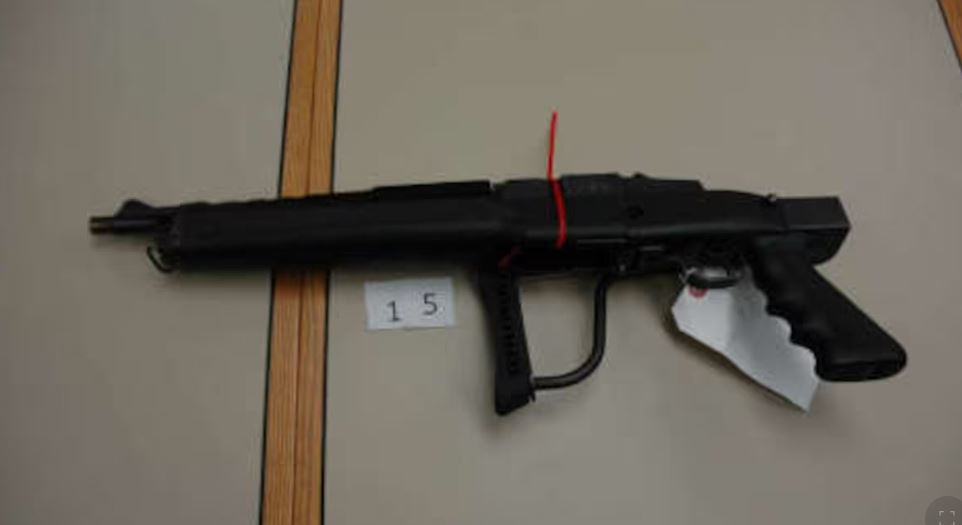 Une arme à feu.