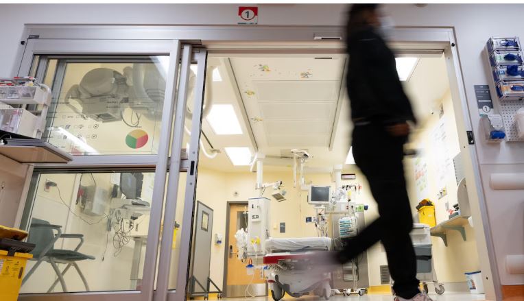Une infirmière passe à côté d'une chambre vide à l'Hôpital pour enfants de Montréal.
