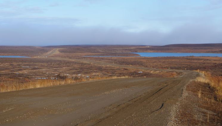 La route entre Inuvik et Tuktoyaktuk est construite sur le pergélisol de l'Arctique.