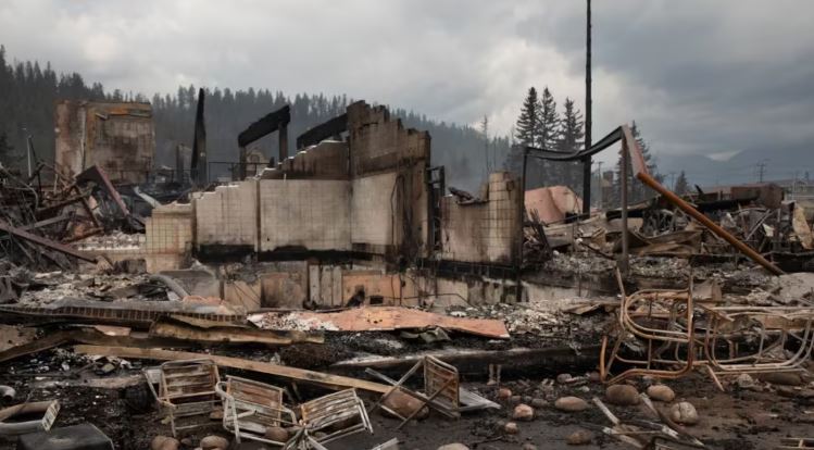 Les décombres d'un bâtiment ravagé par un feu de forêt à Jasper, en Alberta, en juillet 2024.