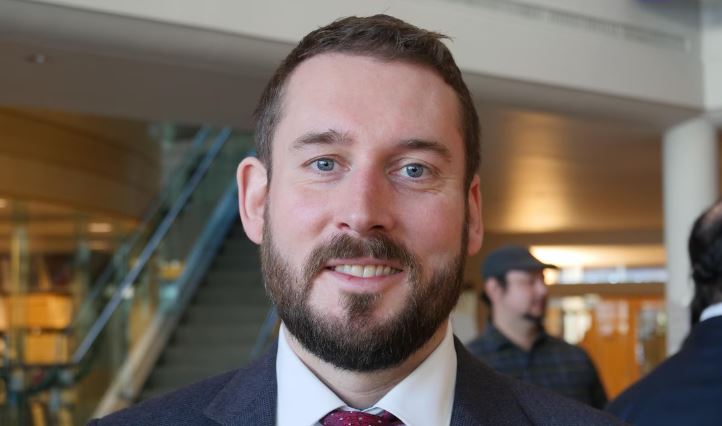 Personne avec une barbe souriant à la caméra, le 24 novembre 2023, à Yellowknife.