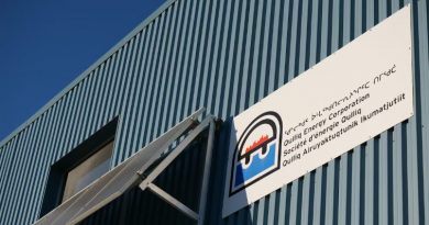 Des panneaux solaires sur la façade du bâtiment de la Société d'énergie Qulliq, à Iqaluit, au Nunavut, en août 2020.