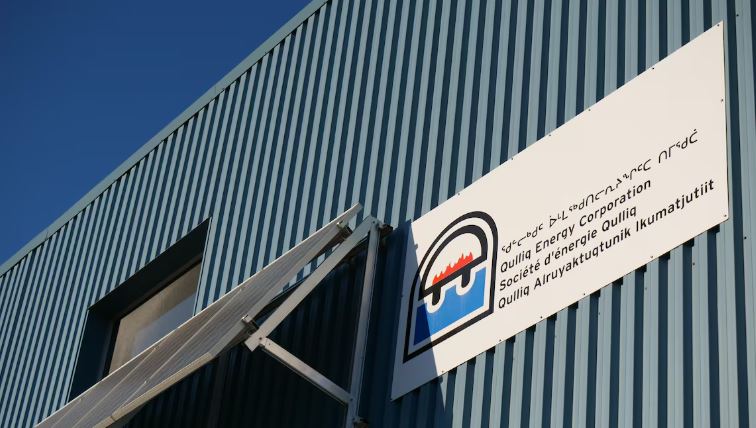 Des panneaux solaires sur la façade du bâtiment de la Société d'énergie Qulliq, à Iqaluit, au Nunavut, en août 2020.