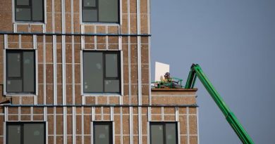 Un travailleur de la construction sur le site d'un projet de logements.