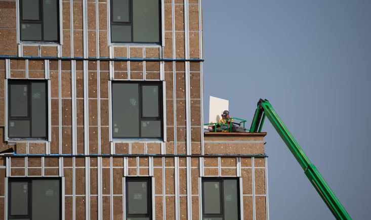 Un travailleur de la construction sur le site d'un projet de logements.