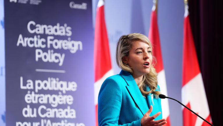 Mélanie Joly lors d'une conférence de presse le 6 décembre 2024.