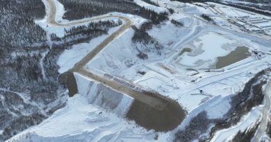 Vue aérienne de la berme de sécurité à la mine Eagle, l'hiver.