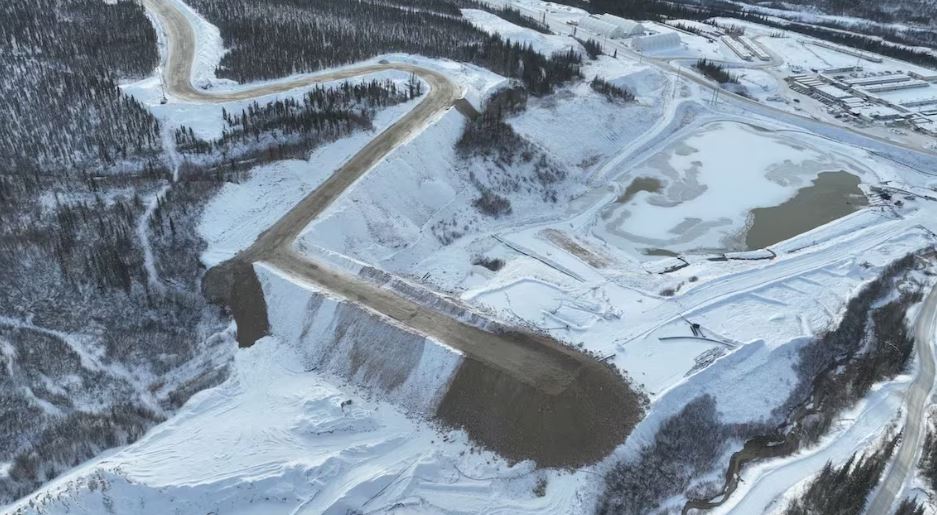 Vue aérienne de la berme de sécurité à la mine Eagle, l'hiver.