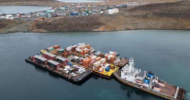 Le navire Henry Christoffersen de MTS arrive à Ulukhaktok (T.N.-O.) en septembre 2023. En 2024, les barges quitteront Tuktoyaktuk (T.N.-O.) pour apporter du carburant et d'autres produits secs aux communautés de la côte arctique et du fleuve Mackenzie. Ouvrir en mode plein écran Selon les premiers ministres du Nord canadien, le Canada pourra atteindre ses objectifs de dépenses de l'OTAN en incluant les investissements en infrastructures dans le budget de défense.