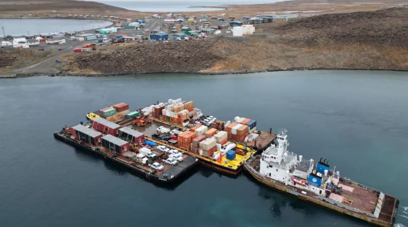 Le navire Henry Christoffersen de MTS arrive à Ulukhaktok (T.N.-O.) en septembre 2023. En 2024, les barges quitteront Tuktoyaktuk (T.N.-O.) pour apporter du carburant et d'autres produits secs aux communautés de la côte arctique et du fleuve Mackenzie. Ouvrir en mode plein écran Selon les premiers ministres du Nord canadien, le Canada pourra atteindre ses objectifs de dépenses de l'OTAN en incluant les investissements en infrastructures dans le budget de défense.