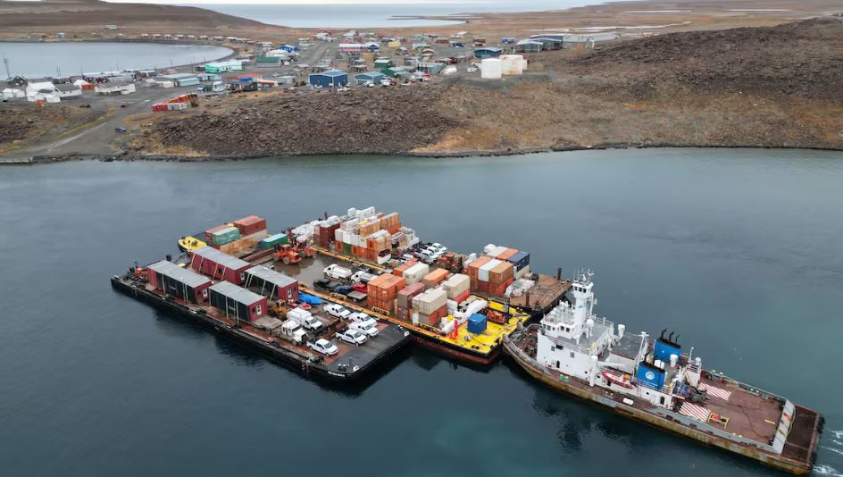 Le navire Henry Christoffersen de MTS arrive à Ulukhaktok (T.N.-O.) en septembre 2023. En 2024, les barges quitteront Tuktoyaktuk (T.N.-O.) pour apporter du carburant et d'autres produits secs aux communautés de la côte arctique et du fleuve Mackenzie. Ouvrir en mode plein écranSelon les premiers ministres du Nord canadien, le Canada pourra atteindre ses objectifs de dépenses de l'OTAN en incluant les investissements en infrastructures dans le budget de défense.