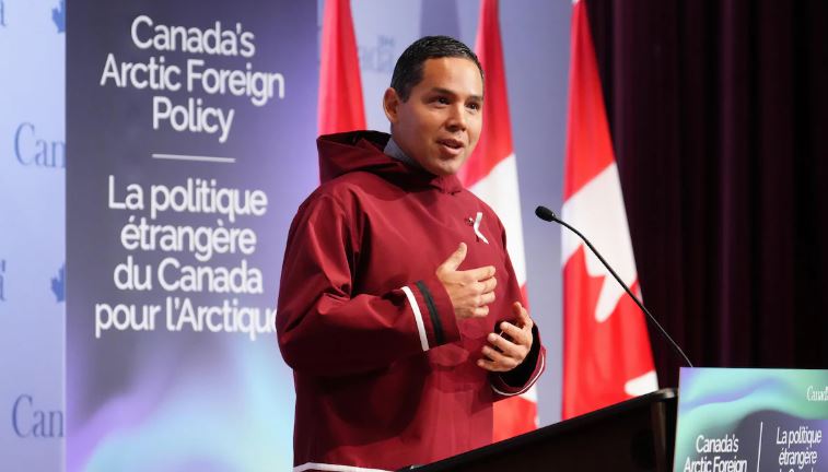 Nathan Obed parle au micro le 6 décembre 2024.