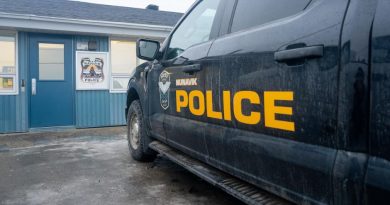 Une voiture de police avec l'emblème du corps policier le 5 novembre 2024.