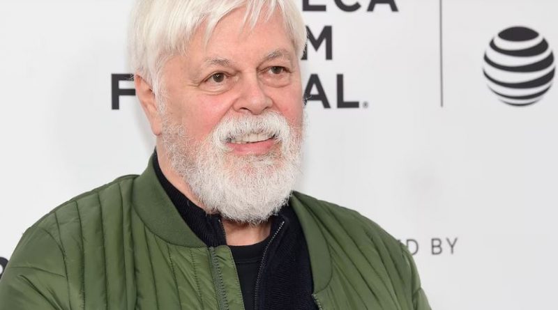 Paul Watson sourit devant une affiche du festival de cinéma de Tribeca, à New York.