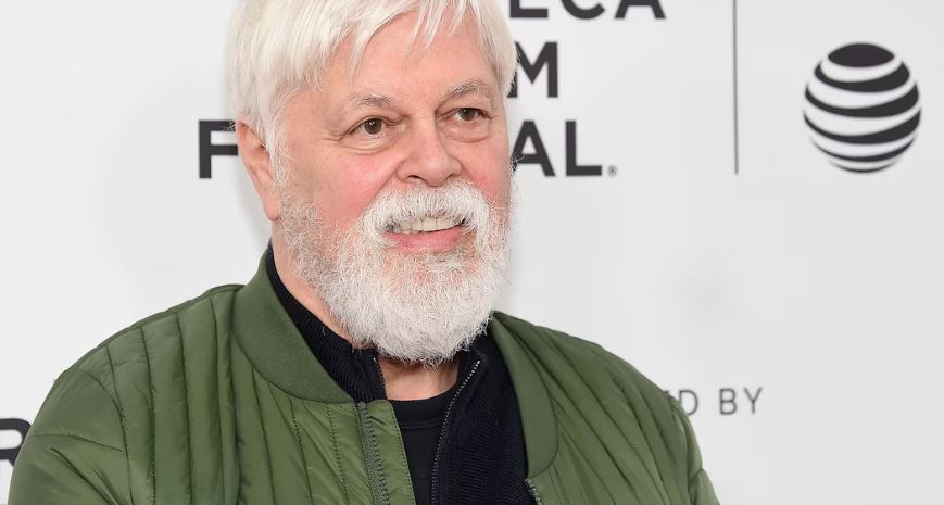 Paul Watson sourit devant une affiche du festival de cinéma de Tribeca, à New York.