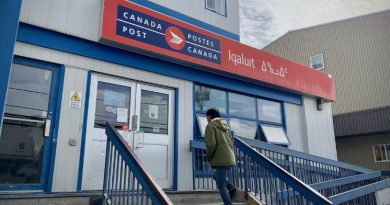 Un résident d'Iqaluit s'apprête à entrer dans le bureau de poste.