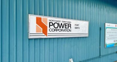Enseigne sur un bâtiment sur laquelle est écrit en anglais Northwest Territories Power Corporation Fort Smith.