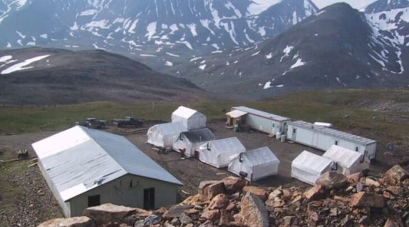 Quelques tentes et des roulottes au milieu des montagnes au camp de la mine Mactung.
