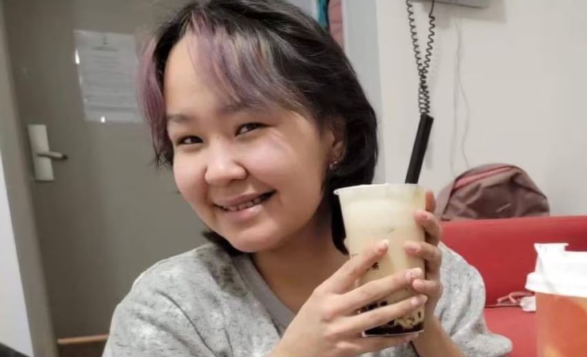 Savanna Pikuyak tient un breuvage et sourit à la caméra.