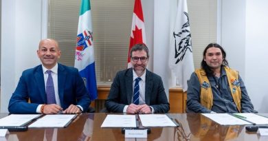 Ranj Pillai, Steven Guilbeault et Dylan Loblay lors de la signature du protocole d'entente le 4 décembre.