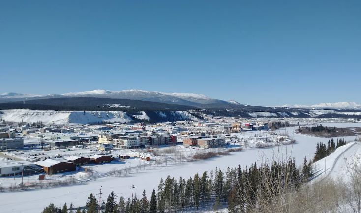 Vue du centre-ville de Whitehorse sous la neige, en mars 2023.