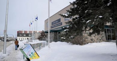 La façade de l'hôtel de ville de Whitehorse sous la neige, le 28 octobre 2024.