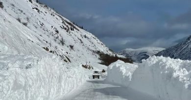 De grands bancs de neige de chaque côté de la route.