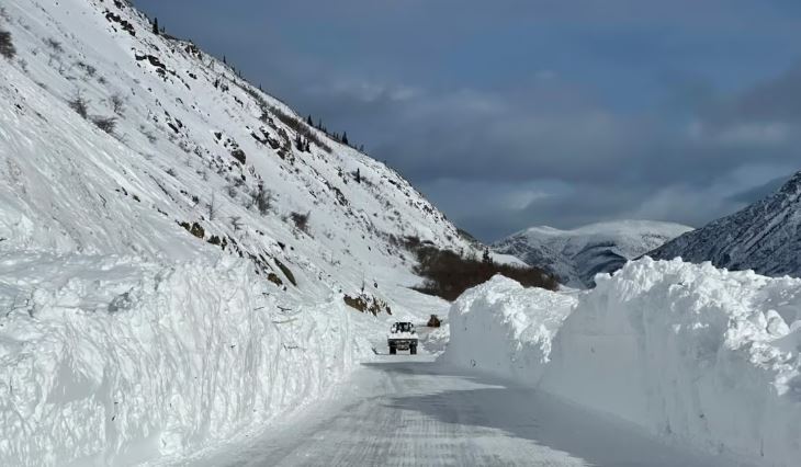 De grands bancs de neige de chaque côté de la route.