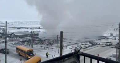 De la fumée s'échappe des cendres.