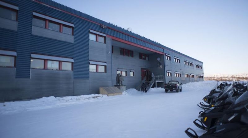 L'école Ulluriaq à Kangiqsualujjuaq au Nunavik, entourée de neige.