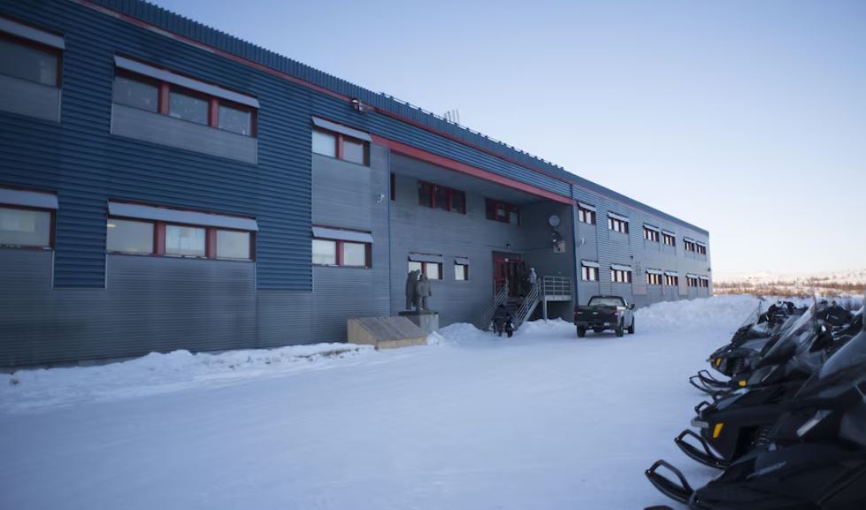 L'école Ulluriaq à Kangiqsualujjuaq au Nunavik, entourée de neige.