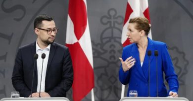 La première ministre du Danemark, Mette Frederiksen, et Múte B. Egede, le premier ministre du Groenland, sont debout derrière des lutrins. Mette Frederiksen parle à Múte Egede.