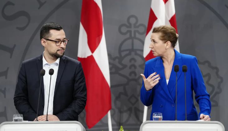 La première ministre du Danemark, Mette Frederiksen, et Múte B. Egede, le premier ministre du Groenland, sont debout derrière des lutrins. Mette Frederiksen parle à Múte Egede.