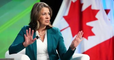 Une personne devant un drapeau du Canada.