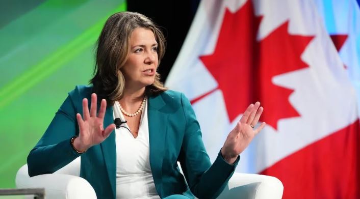 Une personne devant un drapeau du Canada.