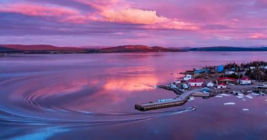 Un coucher de soleil sur la communauté de Rigolet au Labrador.